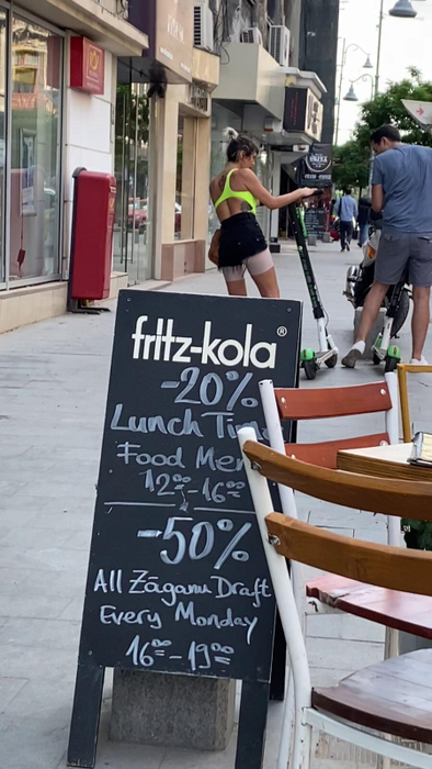 Margherita s-a distrat gratis cu o trotinetă de închiriat