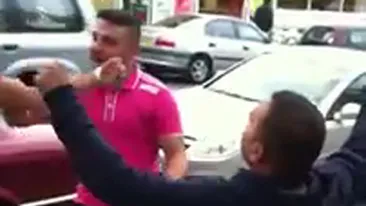 VIDEO Ei i-au zapacit pe englezi! Cocalarii astia doi danseaza in buricul Londrei pe manele! Uite-i cum se dau in spectacol!