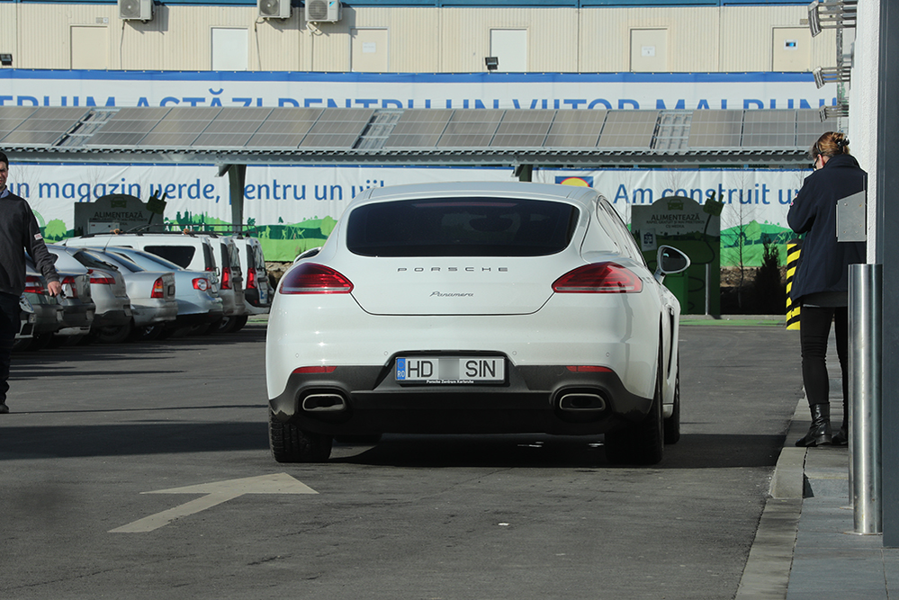 Aceasta e maşina pe care o conduce acum Mădălina Enache, un Porsche Panamera