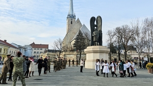 Elevi în costume populare, ținuți în frig la Dej de Mica Unire. Au fost puși să cânte și să facă poze cu aleșii locali, care erau bine îmbrăcați
