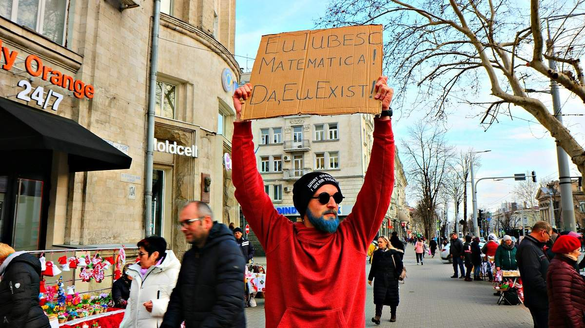 Proful de mate a pierdut pariul cu elevii! Și-a vopsit barba în albastru și a devenit viral pe Facebook