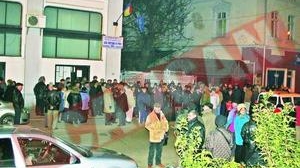 Dorm pe strada ca sa apuce bilete de tratament