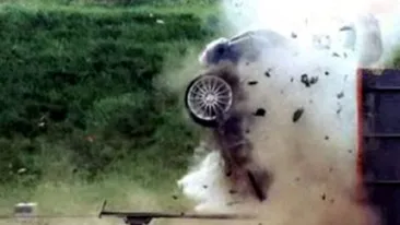 Vezi aici ce se intampla cand te tamponezi cu 200 kilometri pe ora!