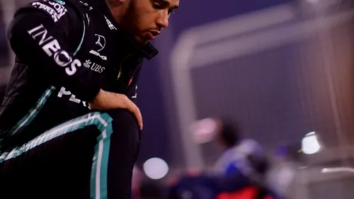Ce se întâmplă cu Lewis Hamilton după ce a pierdut „la mustață”, în fața lui Max Verstappen? „Nu va depăși niciodată durerea și suferința”