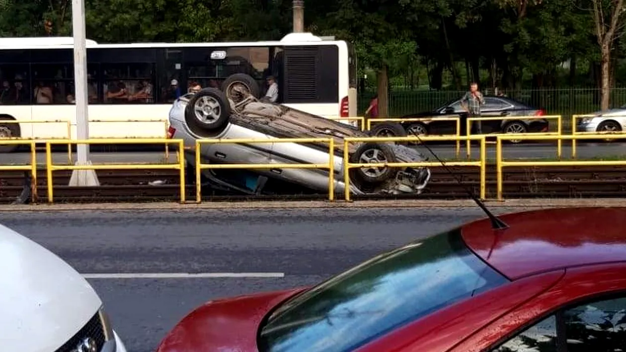 Grav accident de circulație în Drumul Taberei. Un Opel s-a răsturnat pe linia de tramvai