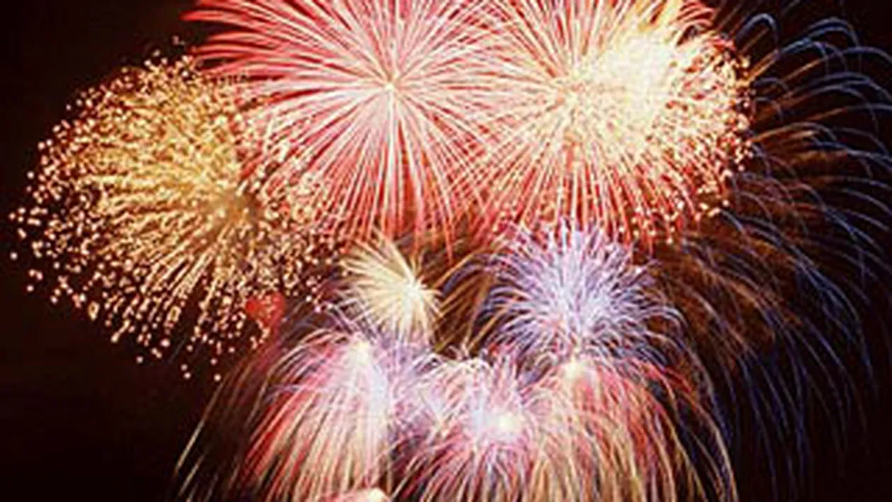 Revelionul in strada a devenit o moda pentru romani! 40.000 de oameni au petrecut aseara in Piata Constitutiei!