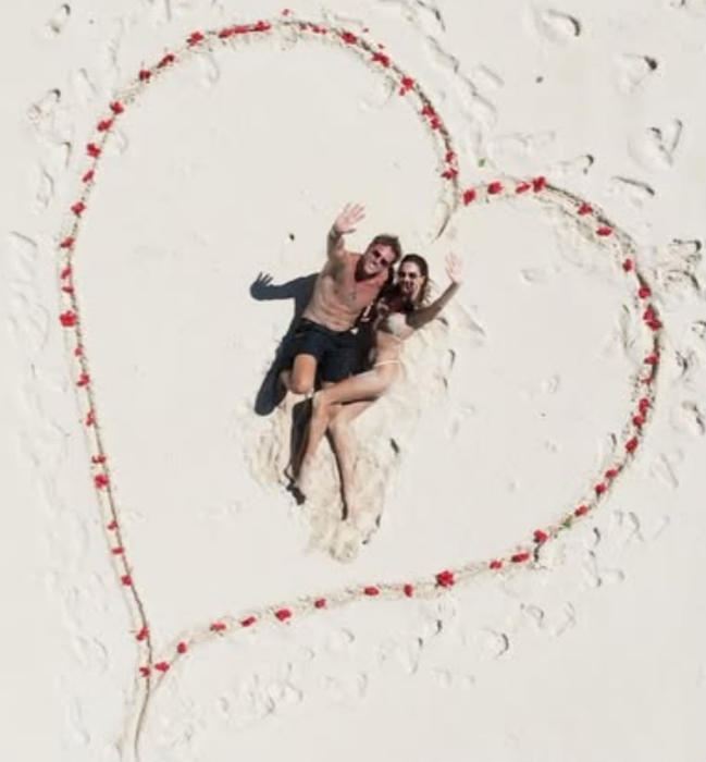 Alessandra Ambrosio s-a logodit cu Buck Palmer într-un decor exotic! Primele imagini de la cererea în căsătorie