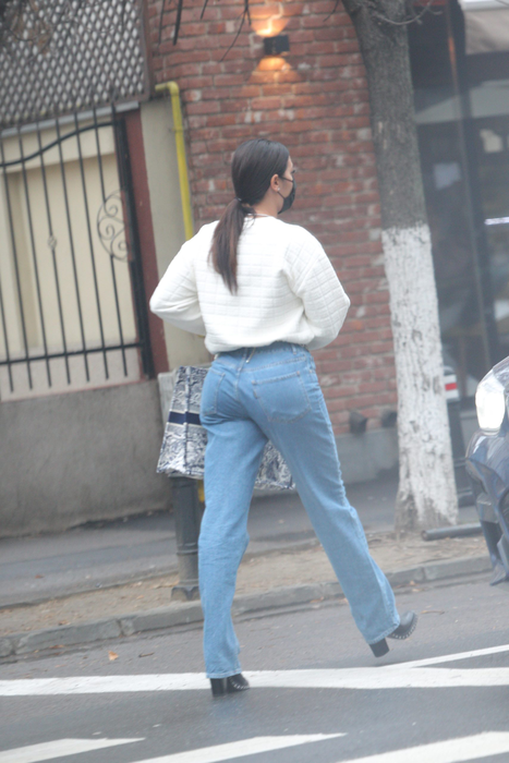 Roxana Dobre a părăsit sucursala băncii din ”Dorobanți” (Foto: CANCAN.RO)