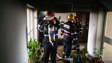 VIDEO / Alertă în Bucureşti! Zeci de oameni evacuaţi, după ce un apartament a luat foc. Sunt victime