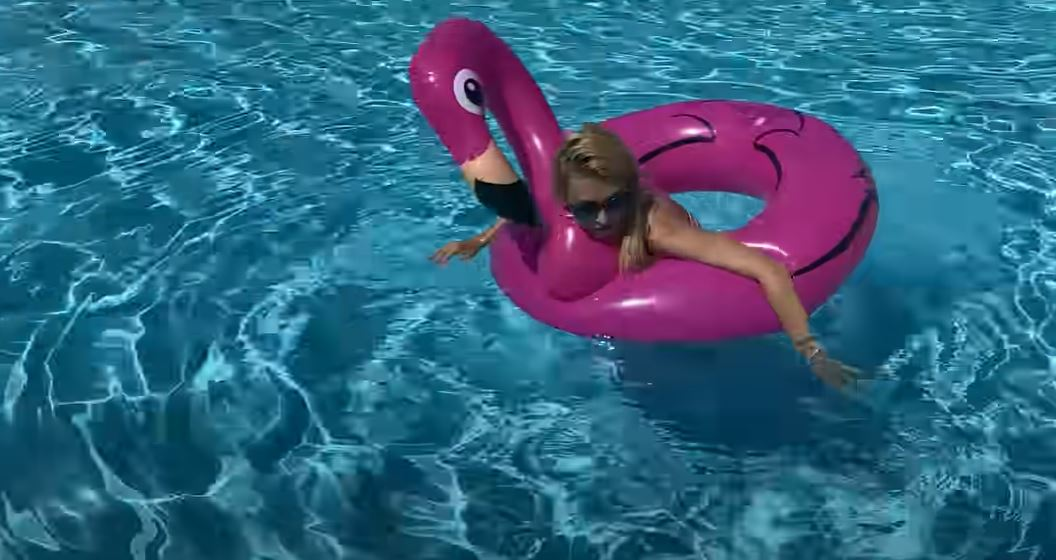Andreea Bălan, gafă în timp ce se afla la piscină cu fiicele. I s-au văzut zonele intime prin costumul de baie alb și decupat | VIDEO