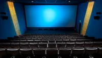 Bătaie în sala de cinema, în ajunul Crăciunului. Bucureștencele și-au împărțit pumni la intrarea în sală după ce nu au respectat rândul