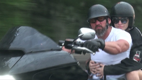 SUPER-IMAGINI cu ”Arnold” şi iubita lui. S-au ”dat” cu motorul prin ploaie!