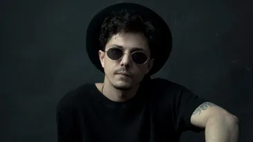 Primul bebeluș din showbiz-ul românesc a venit pe lume luni. Atât sarcina cât și mama au fost ținute secret. Cine este norocosul tată