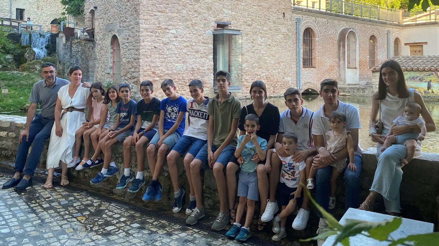 Povestea familiei cu 15 copii care trăiește dintr-un singur salariu. Ce mănâncă cei 17 oameni în fiecare zi