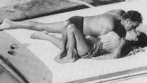 Istoria incredibila a primei fotografii facute de paparazzi: Liz Taylor si amantul Burton, suprinsi sarutandu-se pe iaht!