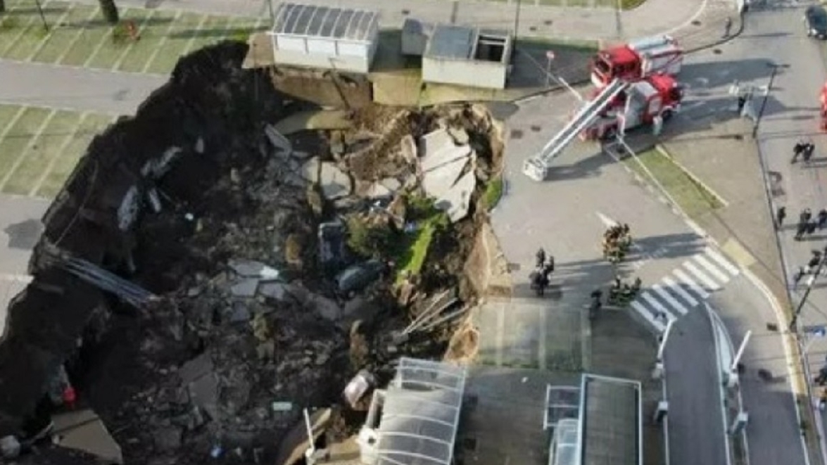 Imagini șocante! Mai multe mașini au fost înghițite de un crater uriaș, format în curtea unui spital din Napoli