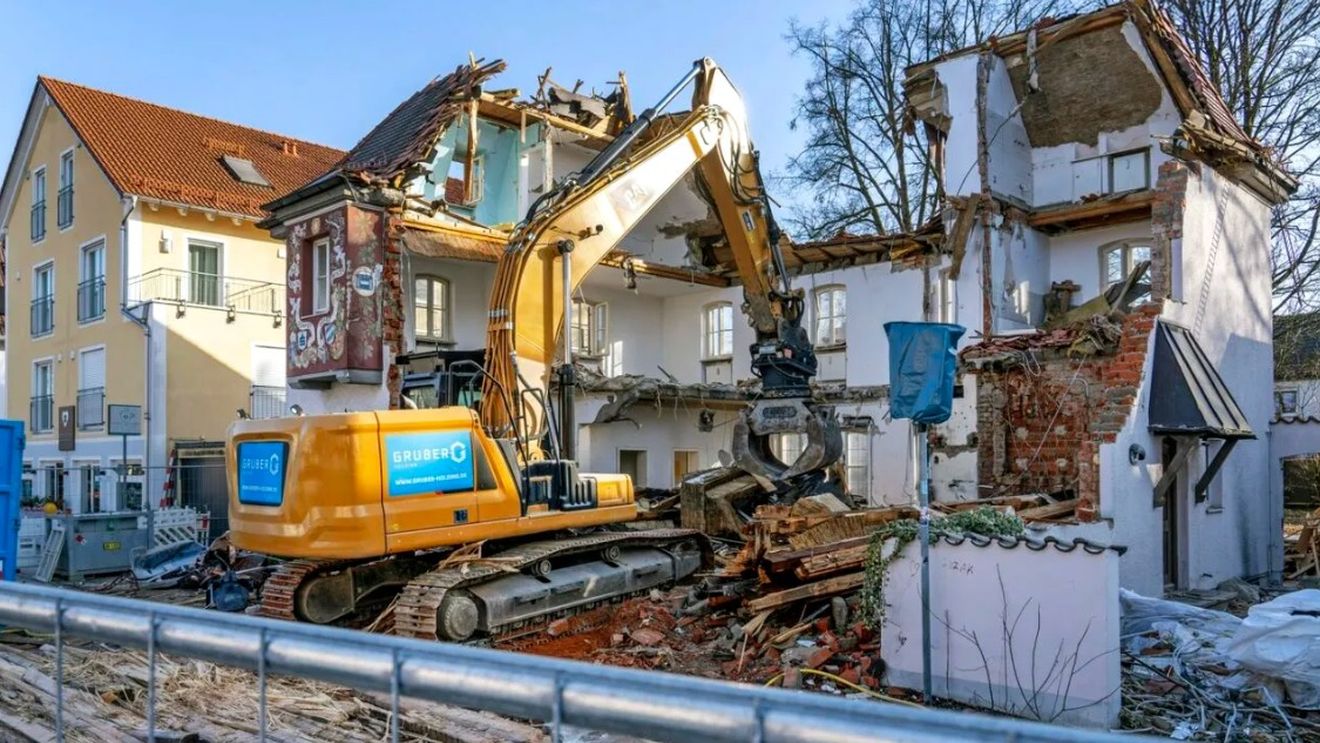 Autorizație demolare casă 2026. Cât costă și ce prevede legea