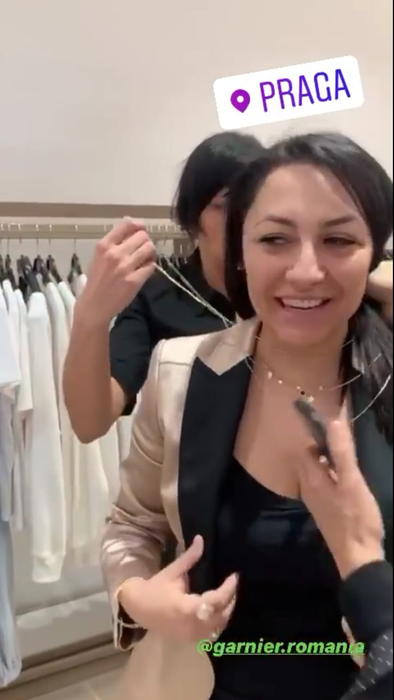 Andra, filmată nemachiată în Praga. Unii dintre oameni au fost uimiți de felul în care arată artista naturală, iar alții au criticat-o