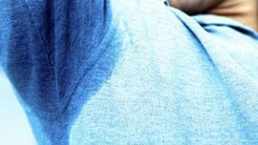 Moment penibil la TV! Si-a aratat in direct petele de transpiratie de la subtiori