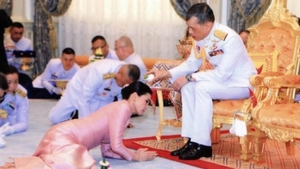Aroganță, în vreme de pandemie! Regele Thailandei s-a izolat într-un hotel de lux din Germania, alături de 20 de femei