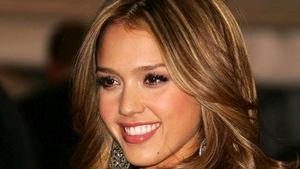 Jessica Alba, spectacol total in New York! Vedeta a iesit la plimbare, dar sfarcurile ei i-au luat-o inainte