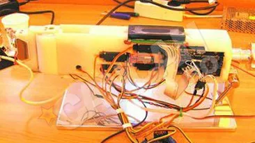 A inventat mana-robot cu cinci degete. Inedita creatie a doljeanului Razvan Cosmin Berceanu reproduce miscarile tipice ale mainii