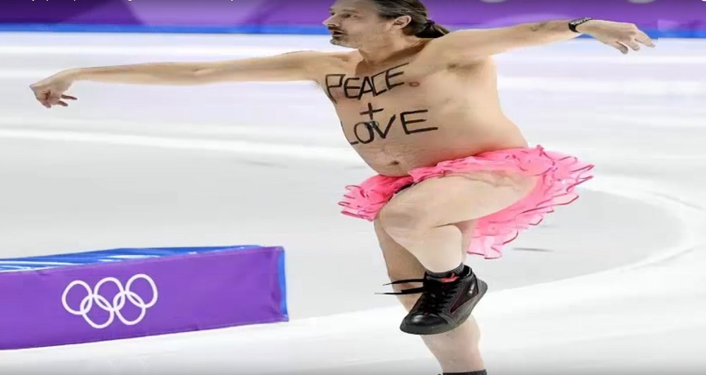 VIDEO / Îmbrăcat doar cu un tutu roz și pantofi sport, un bărbat a făcut show la Jocurile Olimpice de Iarnă 2018! Toată lumea a văzut ce ascundea între picioare