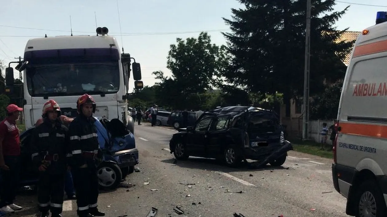 Accident în lanț pe DN 72, în Dâmbovița: cinci mașini implicate, doi răniți la spital. Circulația este blocată