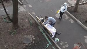 O femeie testată negativ pentru coronavirus a murit pe o bancă, la doar câteva ore după externare