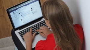 O fată de 14 ani din Iași s-a împrietenit cu Andrey Yulian pe Facebook. Părinții elevei nu bănuiau niciodată ce face fata lor pe Internet