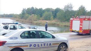 La un pas de tragedie! Un tânăr de 25 de ani a plonjat cu mașina într-un lac