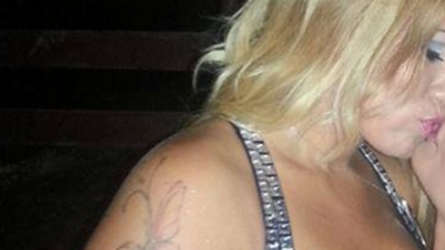 A scârbit pe toată lumea după ce a făcut asta! O VEDETĂ din România, în sărutări fierbinţi cu o femeie tatuată! DEZGUSTĂTOR