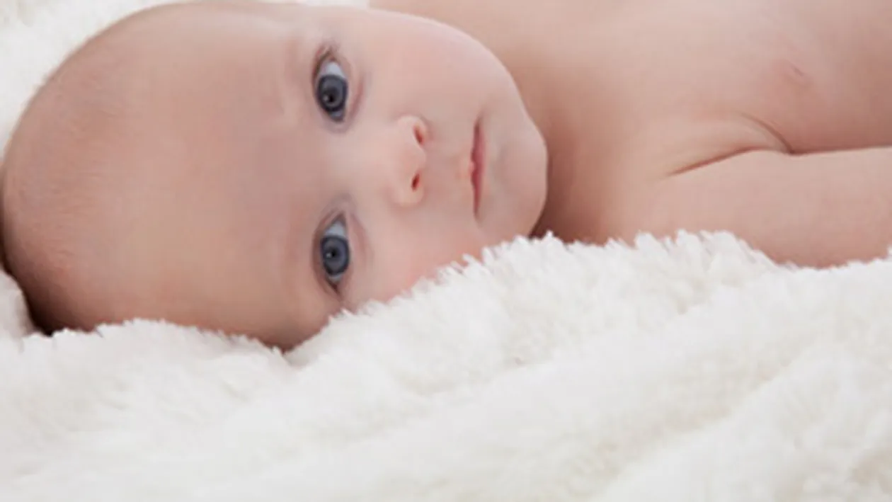 Un baietel nascut prematur a fost abandonat pe camp in judetul Iasi!