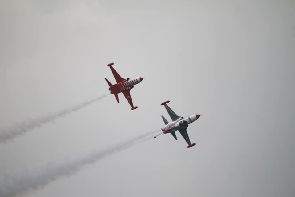 Mii de oameni sunt prezenți la show-ul aerian oferit la BIAS 2018
