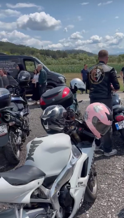 Imaginile durerii de la înmormântarea soților motocicliști din Oradea, Edi și Adina. Ce se întâmplă cu fiul lor de 5 ani