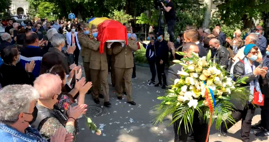 Sicriul marelui Ion Dichiseanu, condus de militari în capela din Cimitirul Bellu