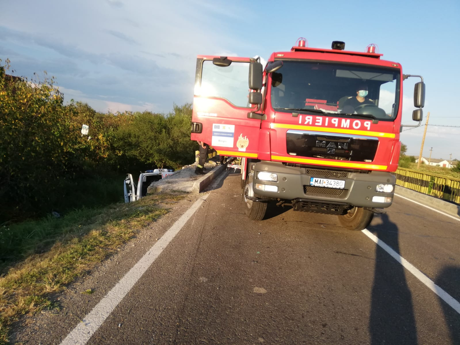 O ambulanță care transporta un pacient cu COVID-19 a fost implicată într-un grav accident în Gorj