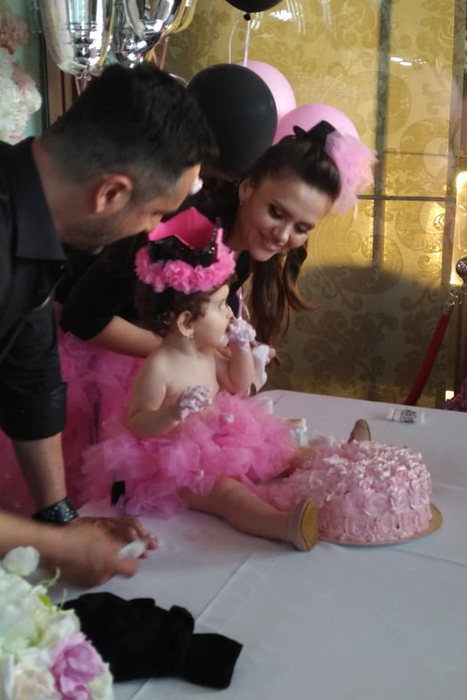 Fetița Cristinei Șișcanu a distrus unul dintre torturile sale! Imagini de senzație cu Petra și tatăl ei, care s-au umplut cu frișcă