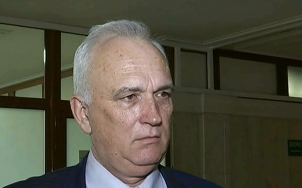 Un senator din Sibiu a fost surprins uitându-se la poze sexy, în timpul ședinței solemne din Parlament! Cum a reacționat când a fost întrebat la ce se uita pe telefon