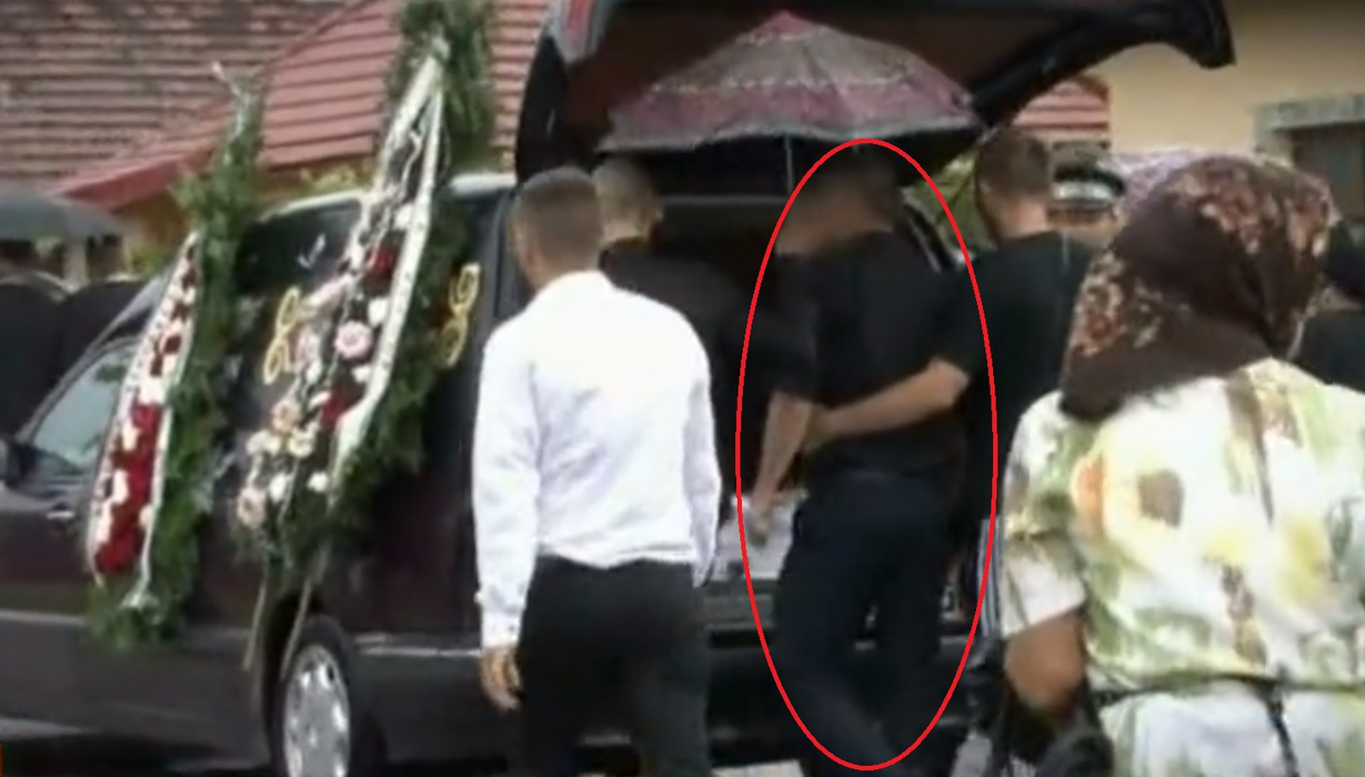 Imaginile care îți sfâșie inima! Gestul făcut în ziua înmormântării de soțul polițistei care și-a asasinat fiul de 6 luni și mama, după care s-a sinucis