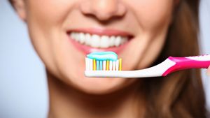 La câte săptămâni trebuie să-ți schimbi periuța de dinți, de fapt. Puțini români știu acest lucru