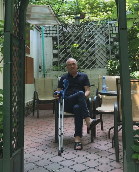 Dumitru Bucșaru a venit la spălătorie în cârje