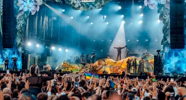 UNTOLD 2024. Sam Smith a „incendiat” scena cu spectacolul său controversat. Publicul a „explodat” în urale