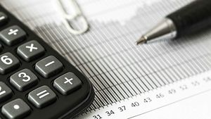 Ce efecte negative va avea noua taxă aplicată pentru toate plățile din România: „Suntem de râsul lumii”