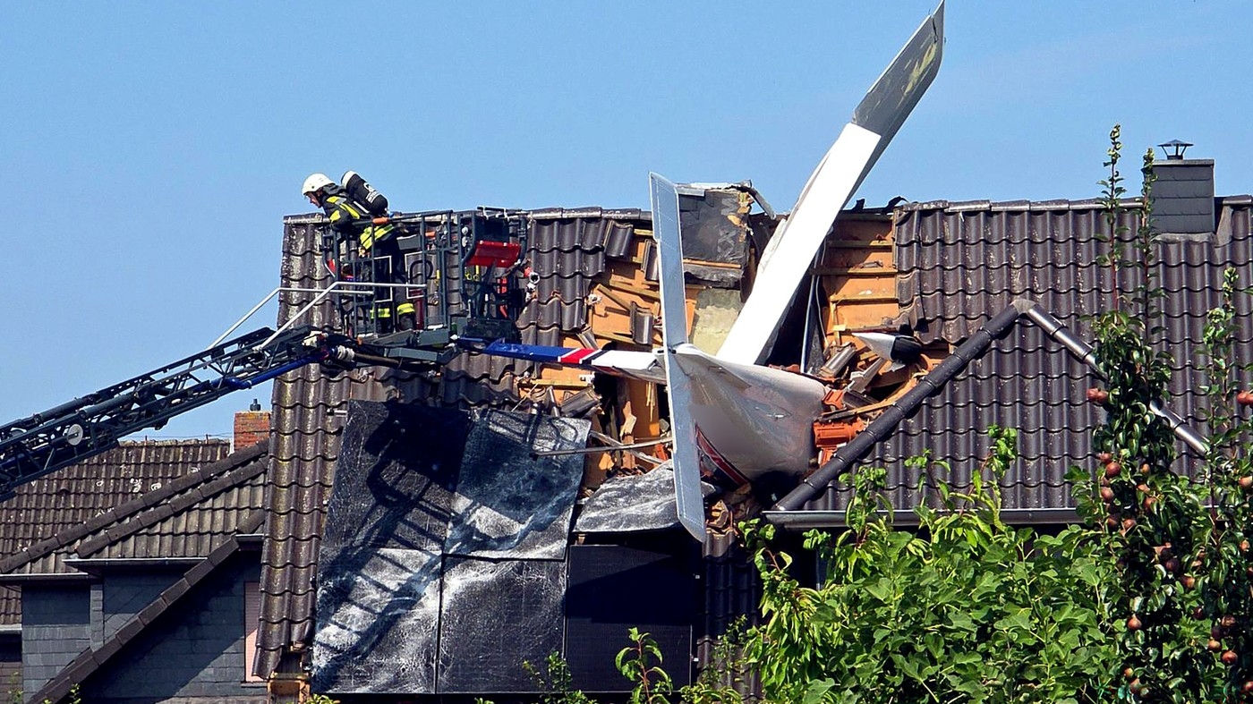 Accident aviatic, fără supraviețuitori. Un avion s-a prăbușit peste o casă, în Germania