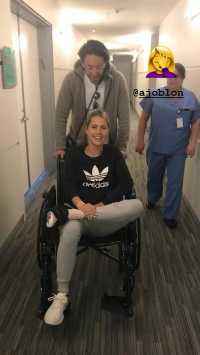 Claire Holt, o nouă intervenție chirurgicală la picior! Actrița din „The Originals” a părăsit spitalul în scaun cu rotile