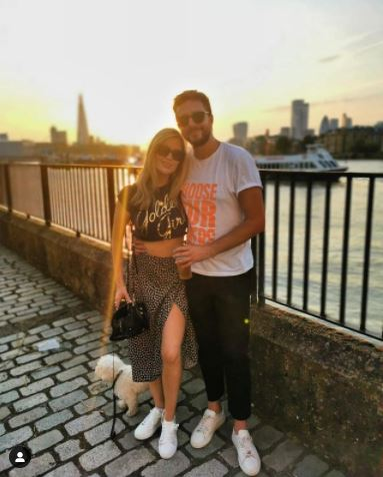 Laura Whitmore a născut în secret primul copil. Prezentatoarea și soțul ei, surprinși când au părăsit maternitatea împreună cu bebelușul