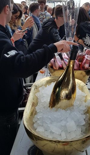 CANCAN.ro a transmis LIVE de la evenimentul anului! S-a deschis cea mai mare şi mai scumpă şampanie comandată în România: dinozaurul rose de 9 litri!