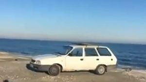 Amendă uriaşă pentru o maşină lăsată pe plajă! Proprietarul unei Dacii 1310 are de plătit mai mult decât valorează maşina