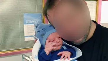 Un cântăreţ celebru de la noi a devenit din nou tătic! Imagini în premieră cu bebeluşul!